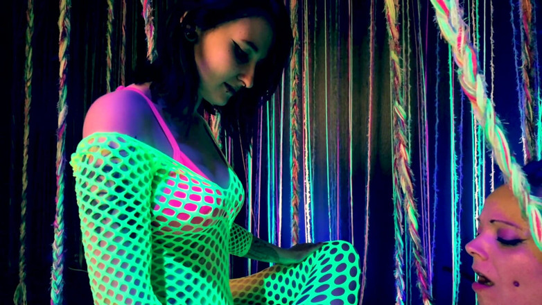 EdgesOfReality: 另类女孩穿戴式假阳具啪啪