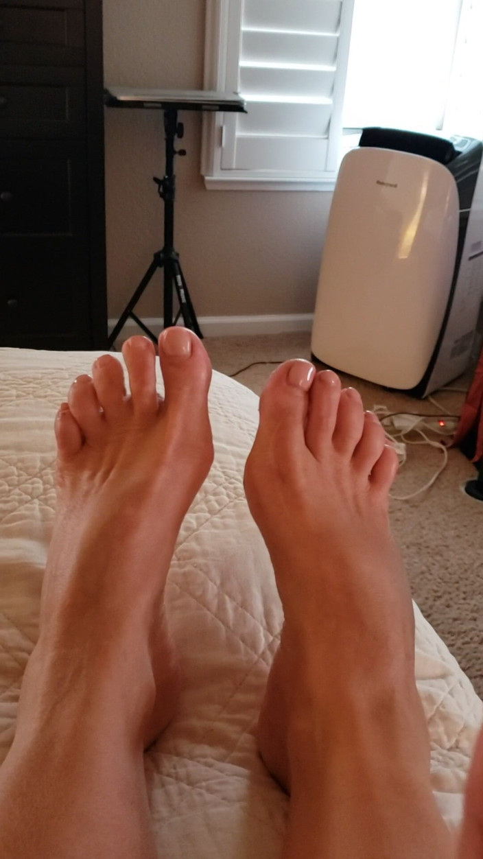JessRyan: Oh No! MILF Camgirl Jess Ryan Foot Problems