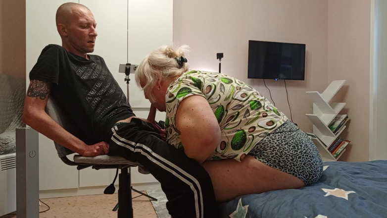 Zona901: Bir komşum ağzına boşalmam için bana derin bir sakso çekiyor