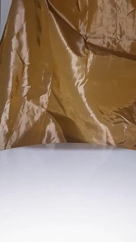 Une robe de soirée en satin et soie d’or se masturbe