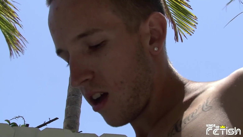 Gay Diaries: Tesão morena gêmea chupa dois amigos com paus grandes ao...