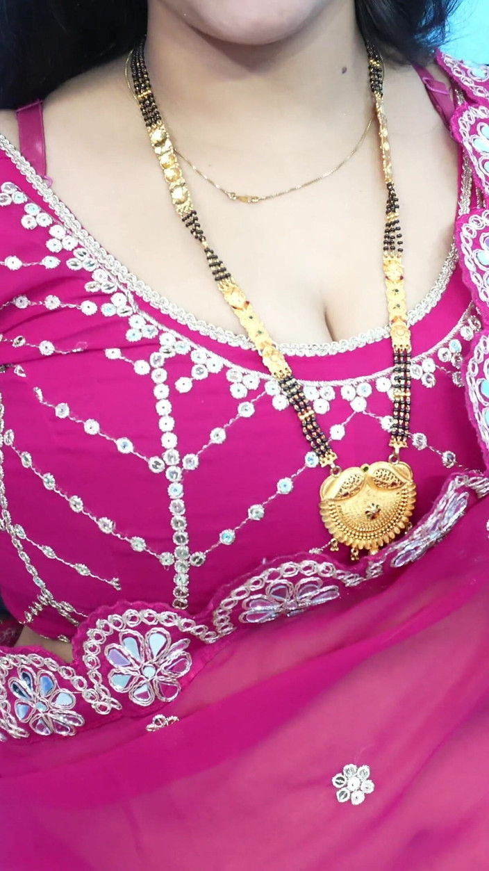 Neha bhabhi0832: Szwagier zerżnął tyłek szwagierki i złamał jej pieczęć tyłka, hinduski...