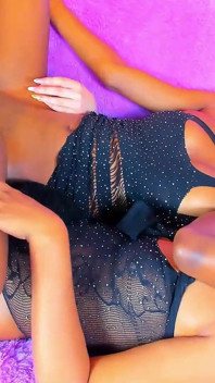 La langue profonde dans ma chatte pendant que je suce son gros clitoris - Contraste