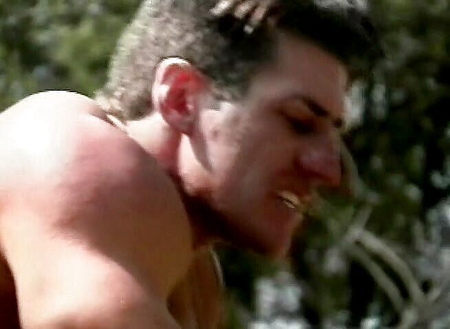 Black Jass: Büyük memeli Nubian bebek açık havada yırtık adamın yarağının üzerinde zıplıyor