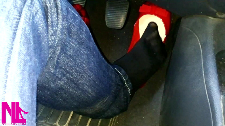 Nyllady: Pedalando e relaxando meus pés hosed em apartamentos pattent vermelhos