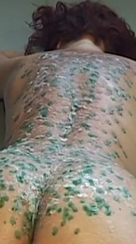 Une MILF mature aime la cire chaude dégoulinante dans son cul