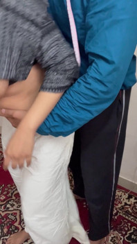 Kedua penjahit keluar dari toko susu setelah melakukan pengukuran