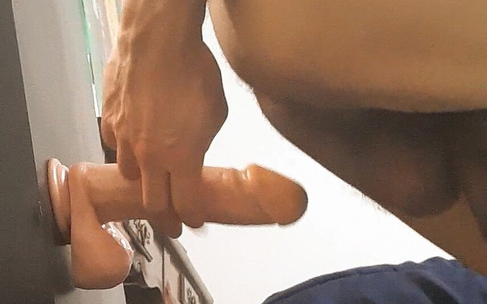 Borilasu: Borila doet herhaaldelijk kont naar mond met een dildo