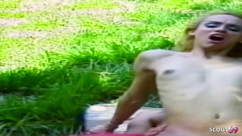 Shemale TS Collection: 쪼이는 후장 으로 숲에서 몰래 따먹히는 금발의 트랜니