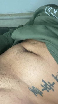 Grote pik met bebaarde trekt zich af en smeert zichzelf met sperma