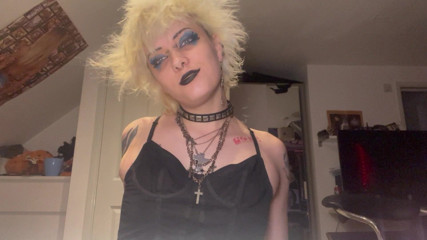 Glitterqueen1999: 작은 자지를 끊는 음순 절제술 날짜