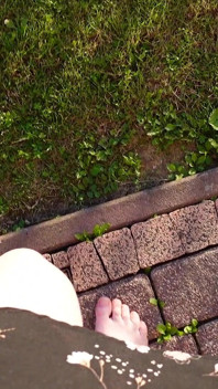 Berjalan dengan kakiku di rumput dan menunjukkan kepada mereka kepada Anda dari dekat