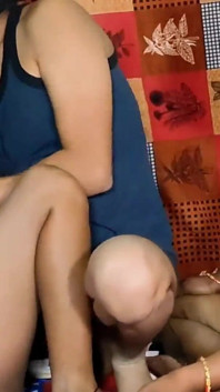 Mature desi bhabhi con suo marito scopa la moglie del vicino in trio