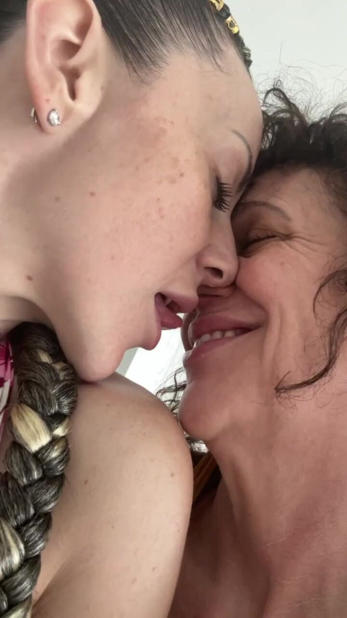 SavvyStar: Amo a atenção que a madrasta dá à minha buceta de...