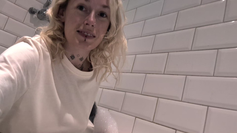 Liberation in motion: Sırılsıklam ve şaşırmış: ilk giyinik banyom