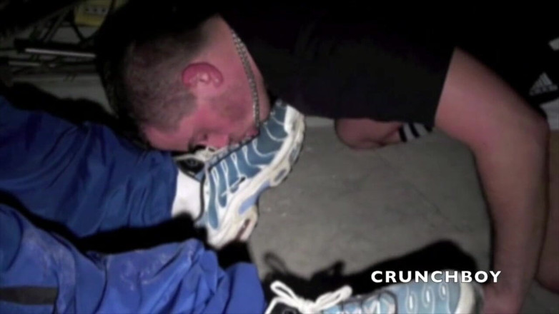 Sneaker gay: Badboy geneukt met sportschoenen overheersing door een andere scally jongen