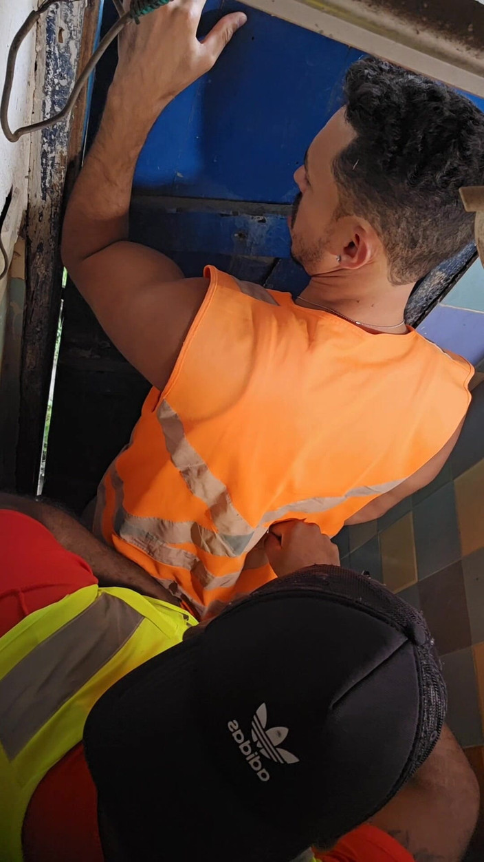 SEX GAY AMATEUR: Arbeiter fickt meinen Arsch im Badezimmer bei der Arbeit