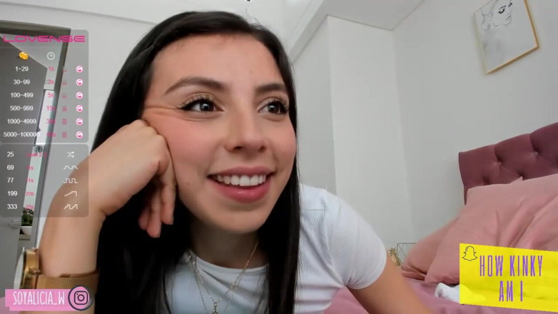 Cute Alice: 너 앞에서 무릎을 꿇고, 자지를 사랑하는 그녀의 얼굴, 빠른 오럴을 주고, 그녀의 작은 입에 정액을 모두 넣고 있다.