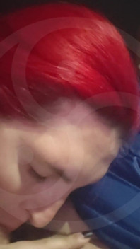 Hraní venku v odpočívadle v autě
