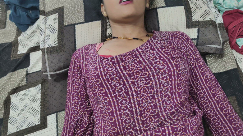 xshika: După ejaculare în gura ei, indianca bhabhi vrea să facă sex