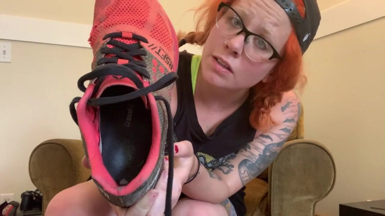 Deanna deadly: Mis zapatos de gimnasio gastados