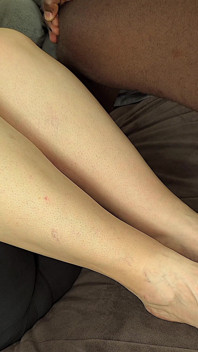 Foot fetish - बड़ी मोटी रसदार गांड वाली गांड वाली महिला अपने पैरों को टपकते काले आदमी के वीर्य के भार से ढक रही है