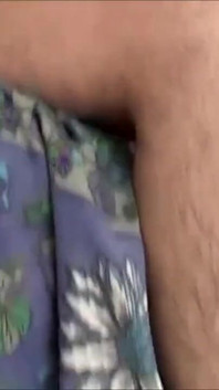 Sletterige milf kijkt naar haar vriendje terwijl ze hem pijpt