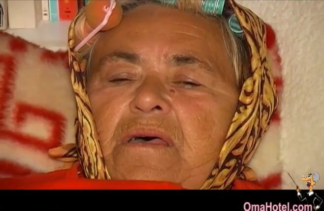 Old Nanny: Oma Hotel - heidrun，一位老太太喜欢用成人玩具取悦她毛茸茸的屄