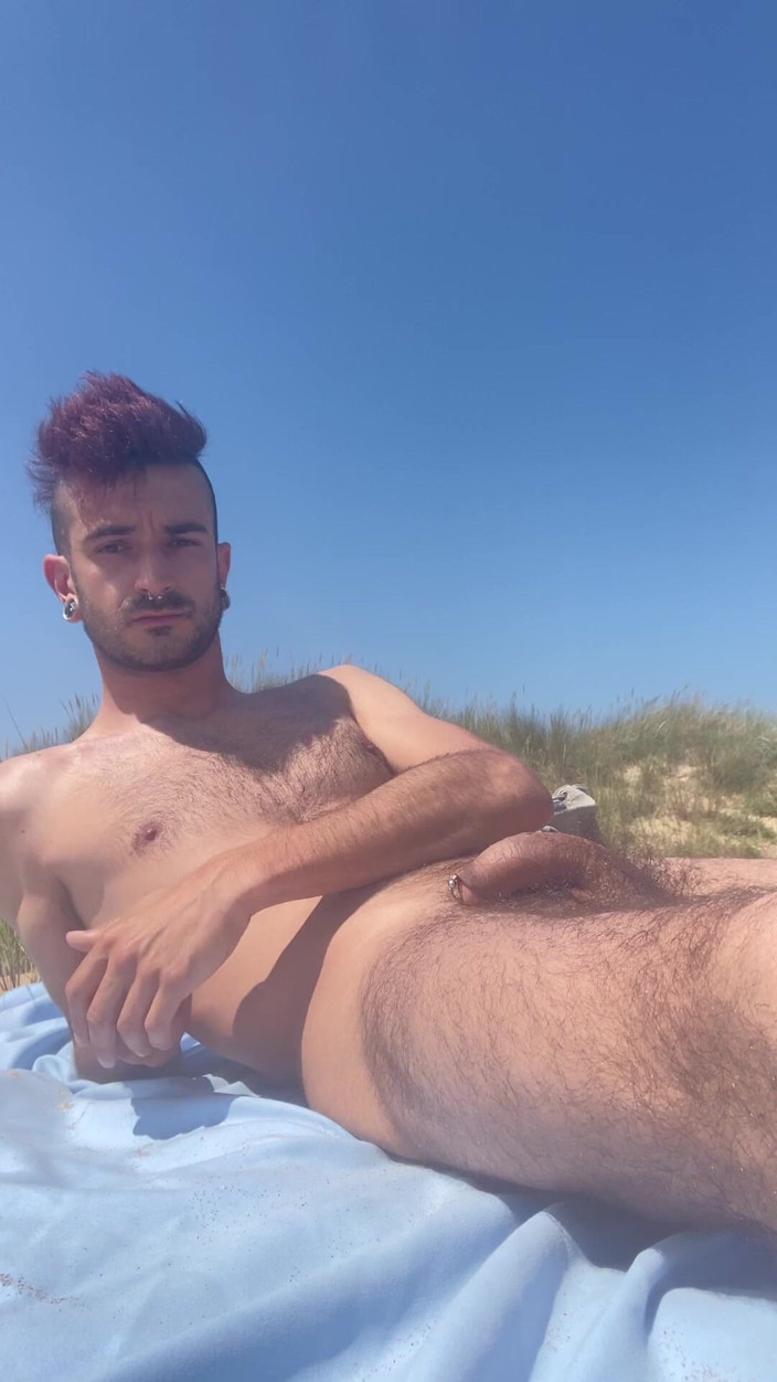 The Septum Guy: Sehari di pantai