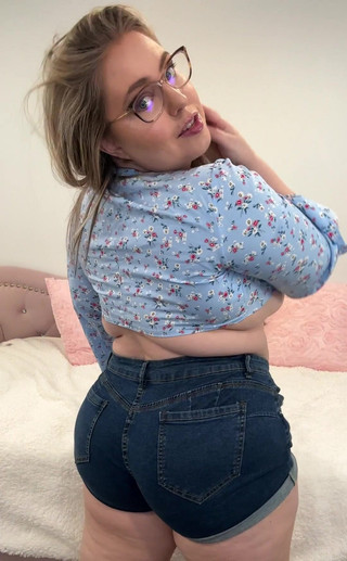 KinkyKatie: Feeling Sexy in Jeans Shorts