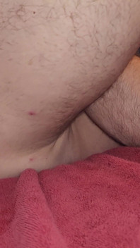Hetero chlap roztáhl obrovským dildo šukaným strojem