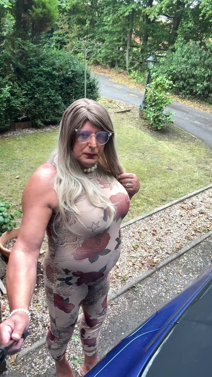 Kellycd2022: Sexy Crossdresser Kellycd2022 em Sexy Floral See Thru Catsuit e...