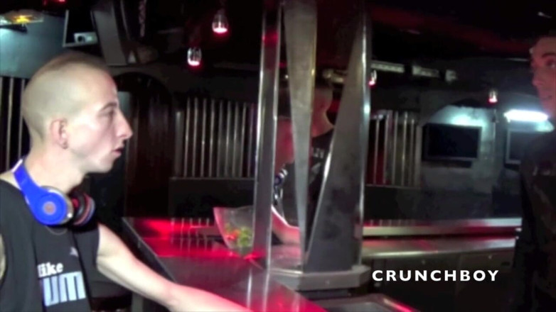 Crunch Boy: Justin ošukaná hetero twink zvědavým v baru
