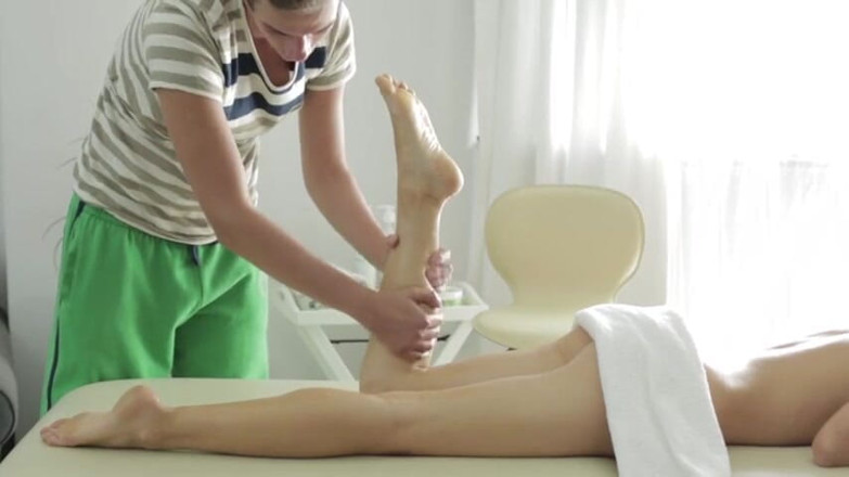 Massage Parlor: La mora pelosa viene oliata e scopata dal suo massaggiatore