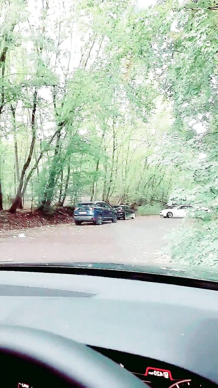 Slutboyben: Cewek seksi slutboyben cam4 diekspos di lapangan parkir II