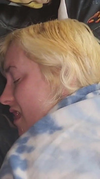 Beni dölle doldurmadan önce amımı sikiyor ve götümü parmaklıyor - Mama_foxx94