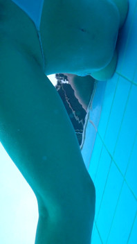 Léchage de cul sous l’eau, avalage de sperme et douche dorée