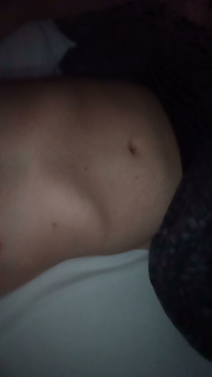 Hottieboy77: 腹痛の少年がお腹を撫でる