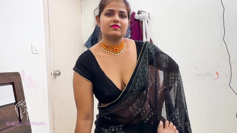 Sexy Komal: 코말의 찬장이 열리지 않자 이웃이 와서 도왔다