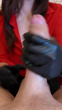 Madrastra castiga a su hijastro y lo hace correrse duro usando guantes