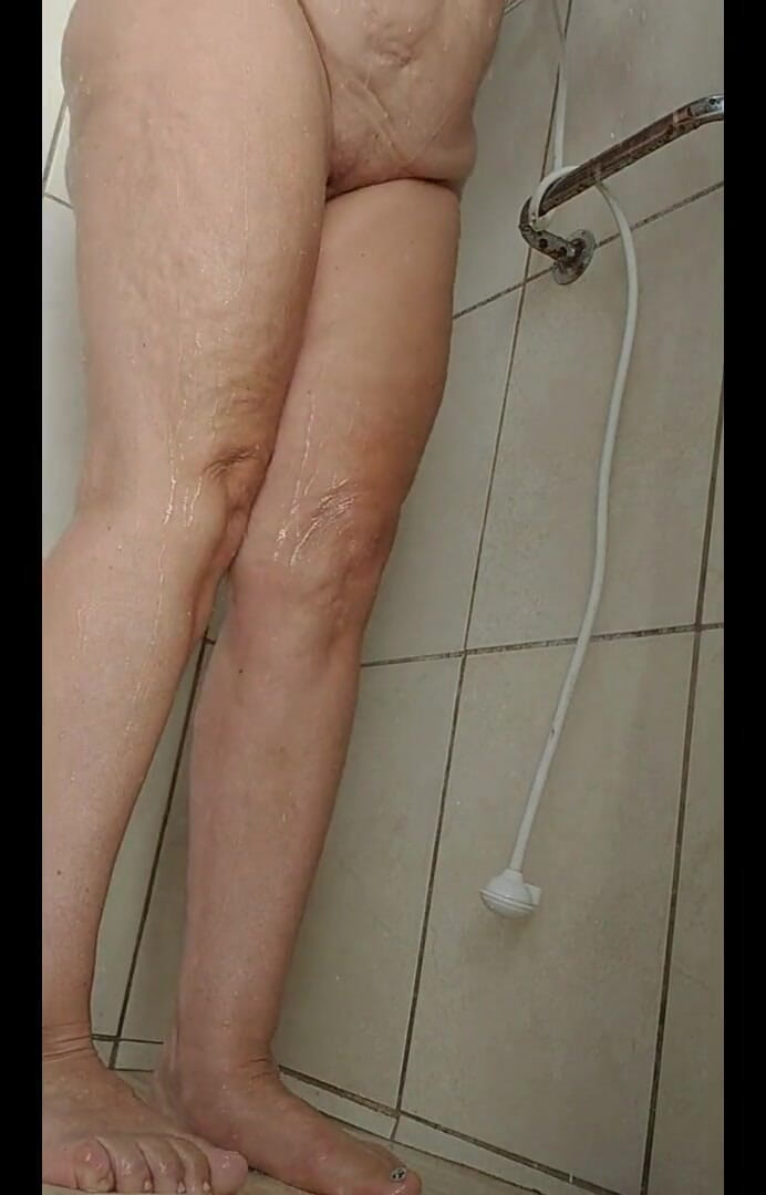 Priscila: Macecha mi ukazuje oblečení, které si vezme na pouliční karneval,...