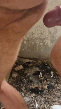 En ung knullare i en övergiven fabrik träffade sin pappa och knullade hans hål hårt tills han kom