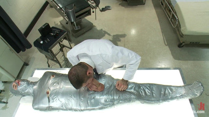 Bound gods: Genç bir er askerin fiziksel dayanağını alıyor