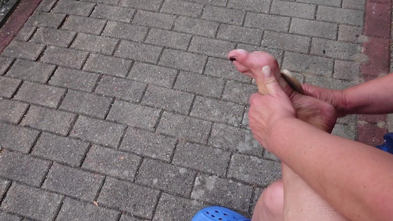 Hot-Pussy66: Cura del piede all'aperto sul piede sinistro