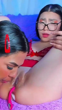 Facesitting 69: Pussies Basah Menggosok Muka Pada Masa Yang Sama
