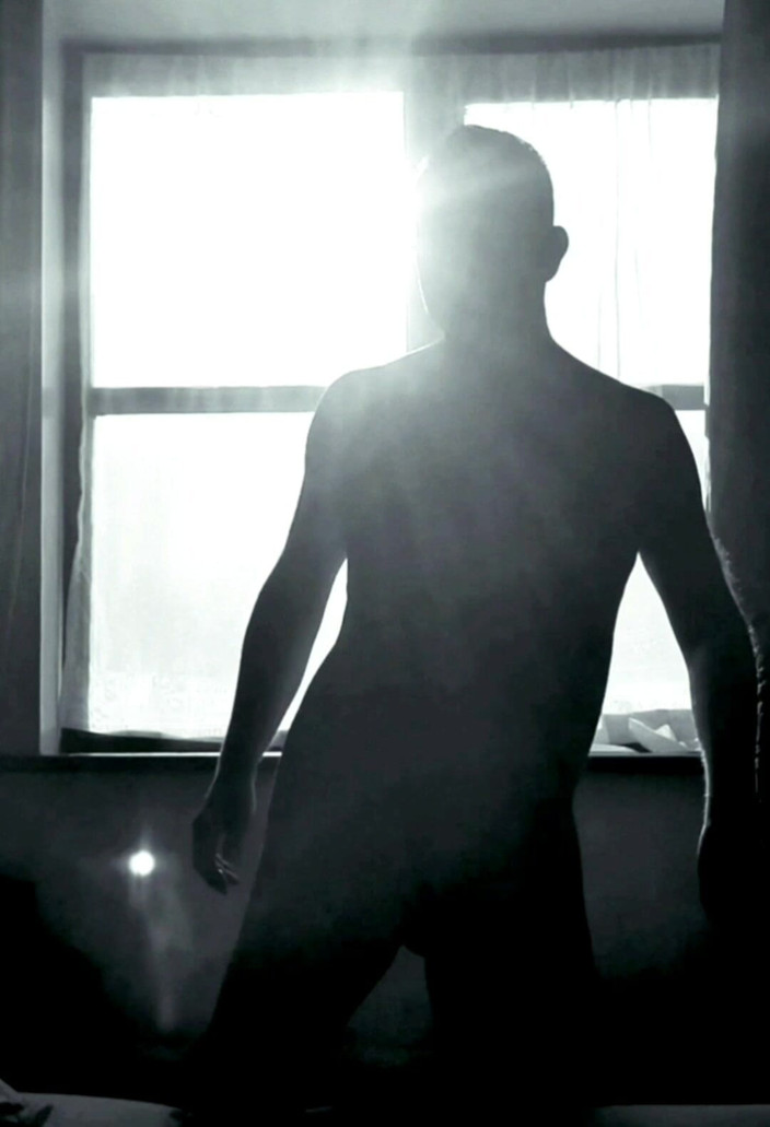 MaleModel: Nuda gioca con piscio e si masturba con sborra