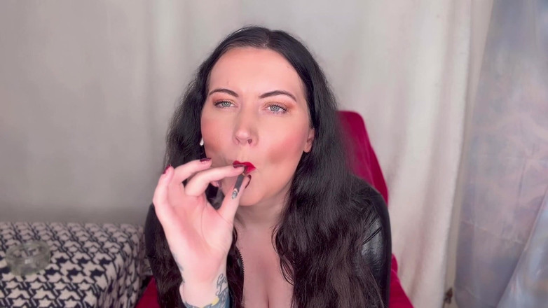 MissFFW: Slečna Ffw si užívá cigaretu