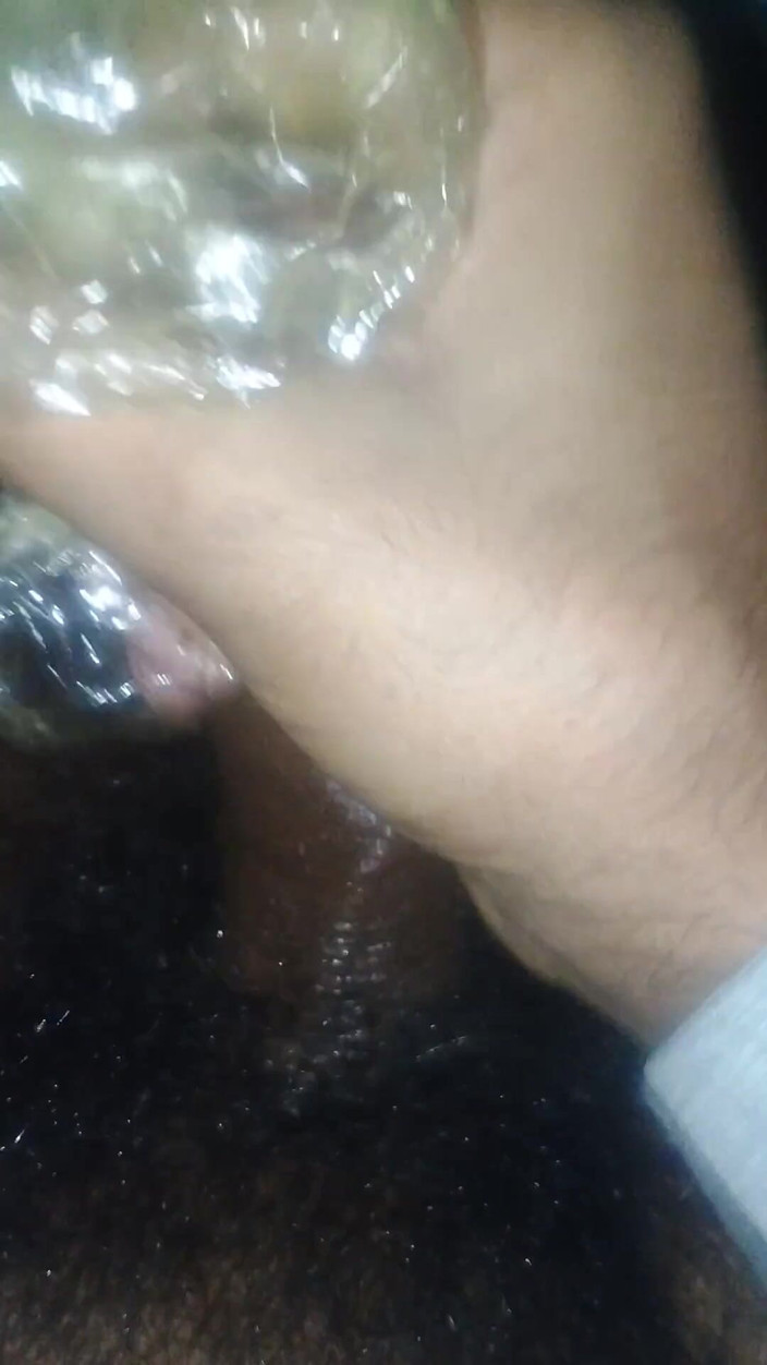 Hot_bobby: Un Canadien me branle la bite avec du polythin