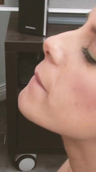 Extrémní potěšení Scéna 2_brunette kotě tvrdě šuká přítele své kamarádky