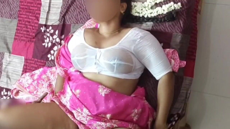 Black & white desicat: Indiancă desi bhabhi infidelă în bluză albă umedă, futai rapid
